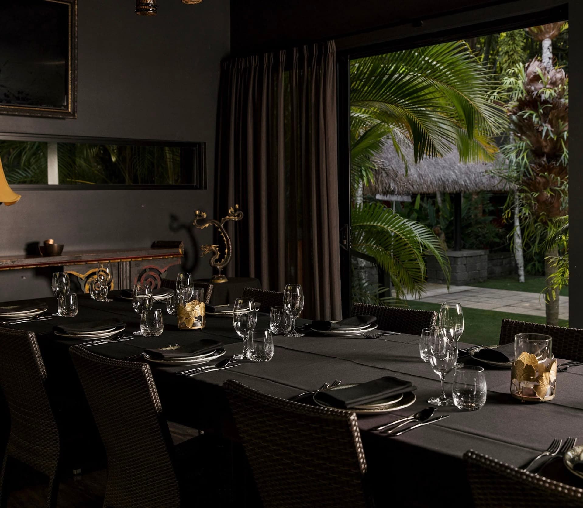 Hong Sa Dining Table